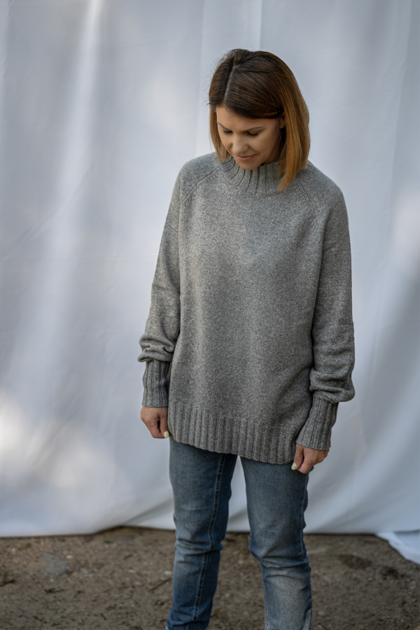 Pilkas megztinis pūstomis rankovėmis