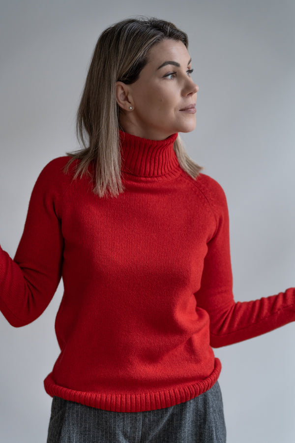 Raudonos spalvos megztinis aukštu kaklu