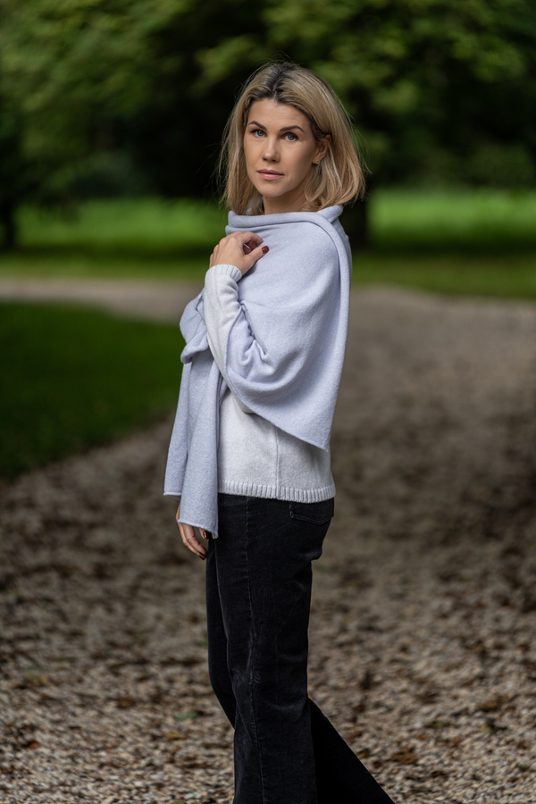 Šviesiai melsvas šilko, kašmyro ir merinosų vilnos šalikas