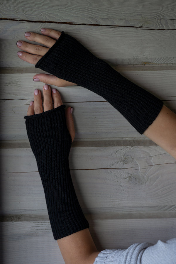Black fingerless gloves