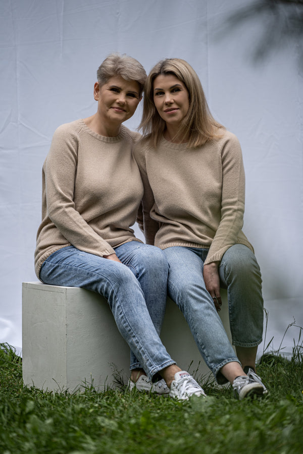 Lightweight sweater with round neck